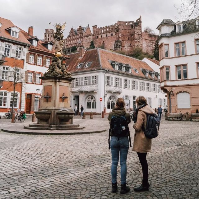 Zwei Frauen auf einem Platz in Heidelberg