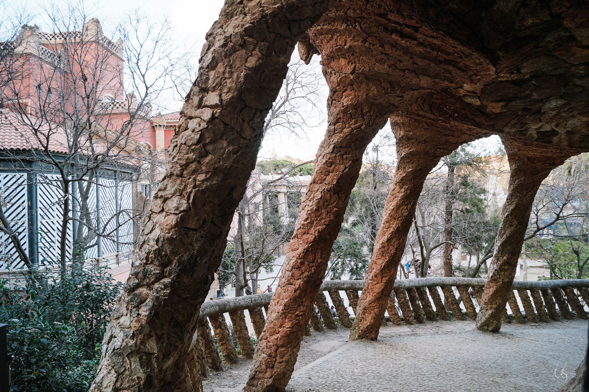 Verzierte Säulen eines Gaudi-Baus