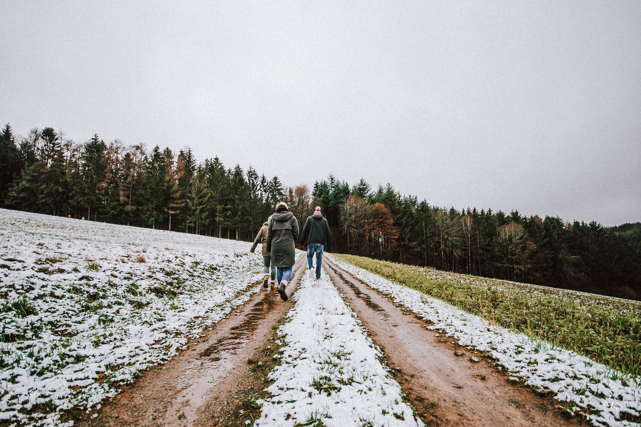 Menschen auf einem Wanderweg