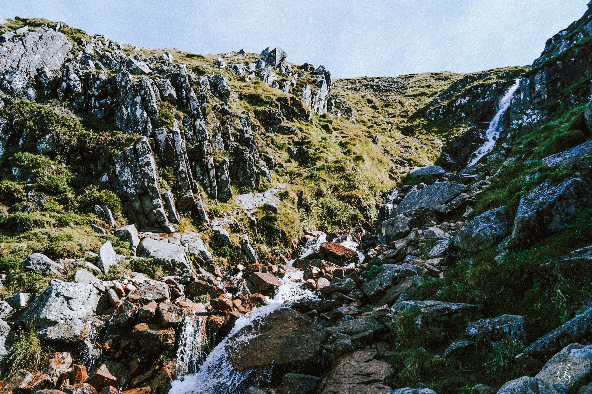 Bach mit kleinen Wasserfällen in den Bergen