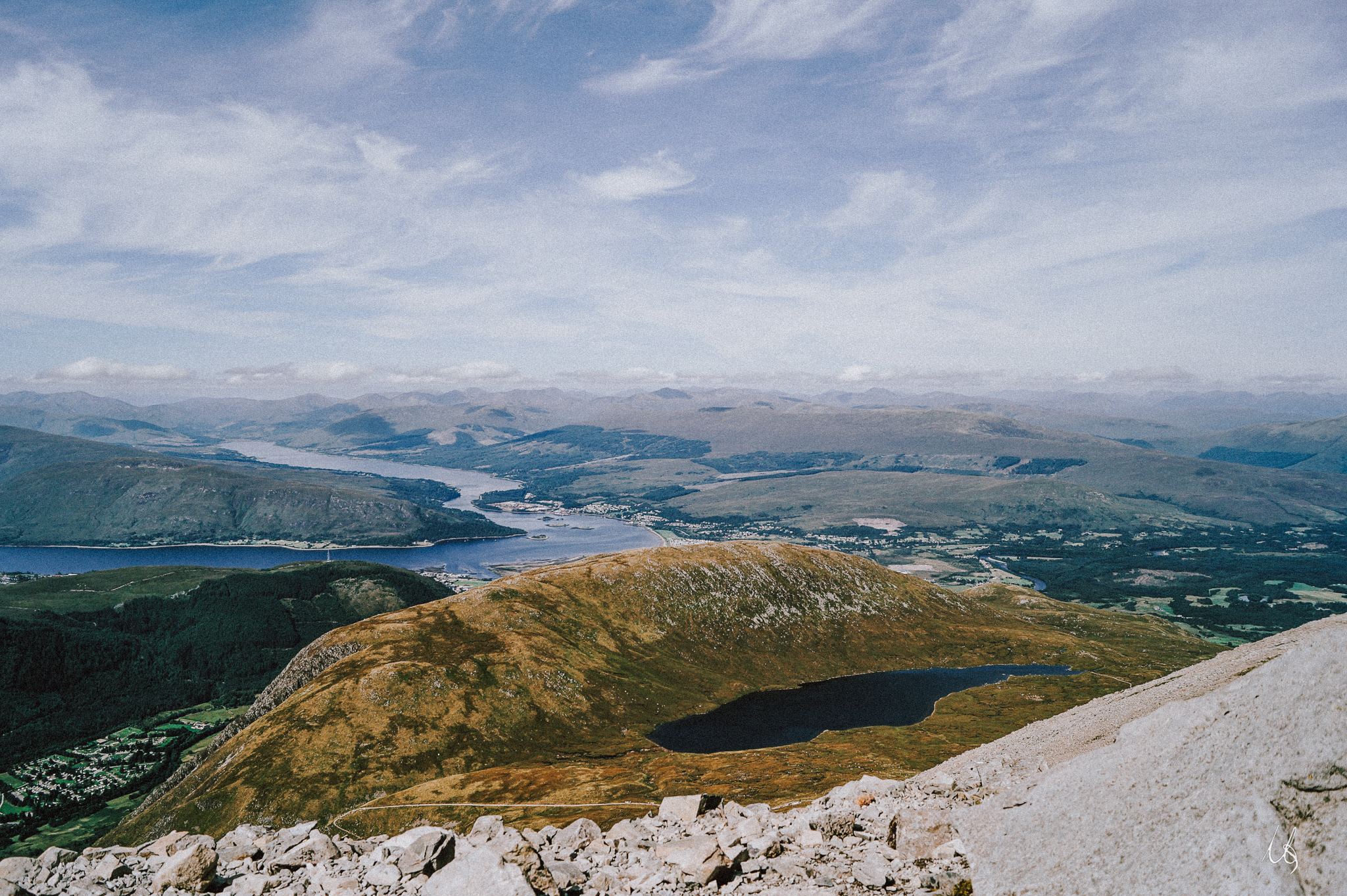 Blick von Ben Nevis ins Tal mit Fluss