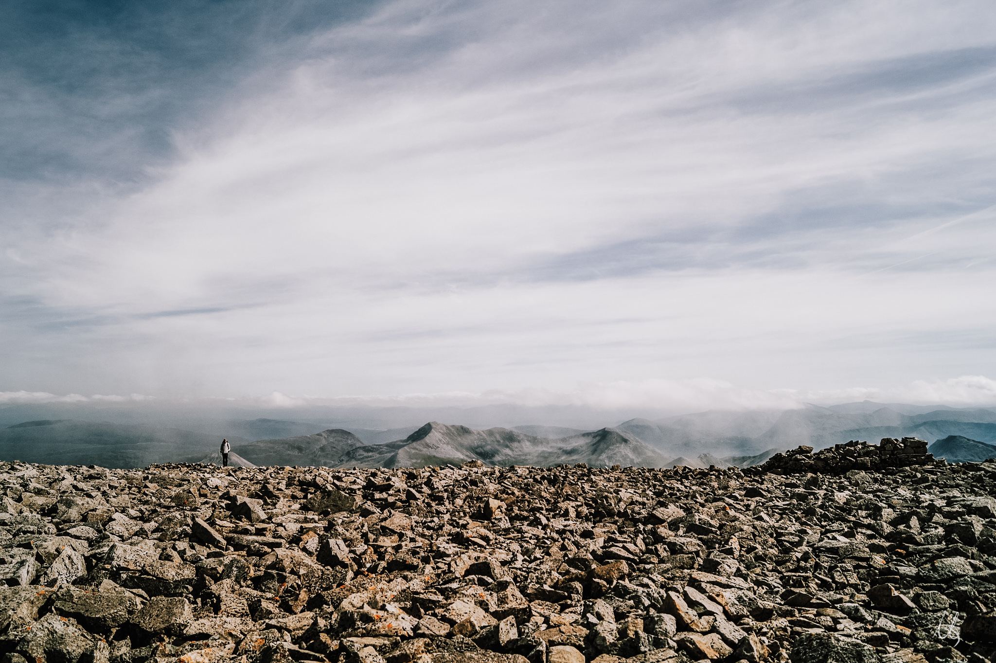 Blick vom Gipfel des Ben Nevis hinaus in die Ebene