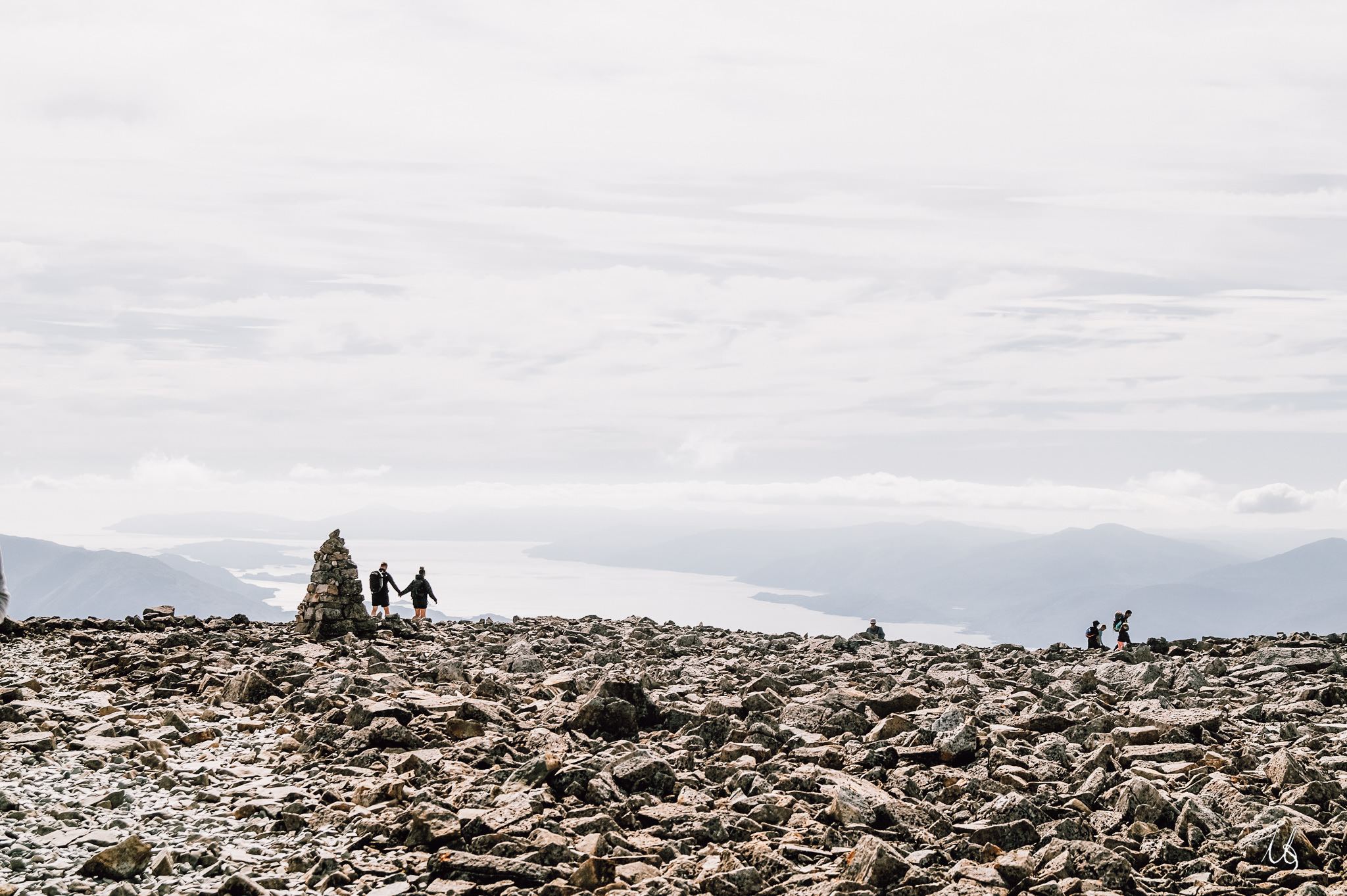 Am Rand des Gipfels von Ben Nevis stehen Menschen