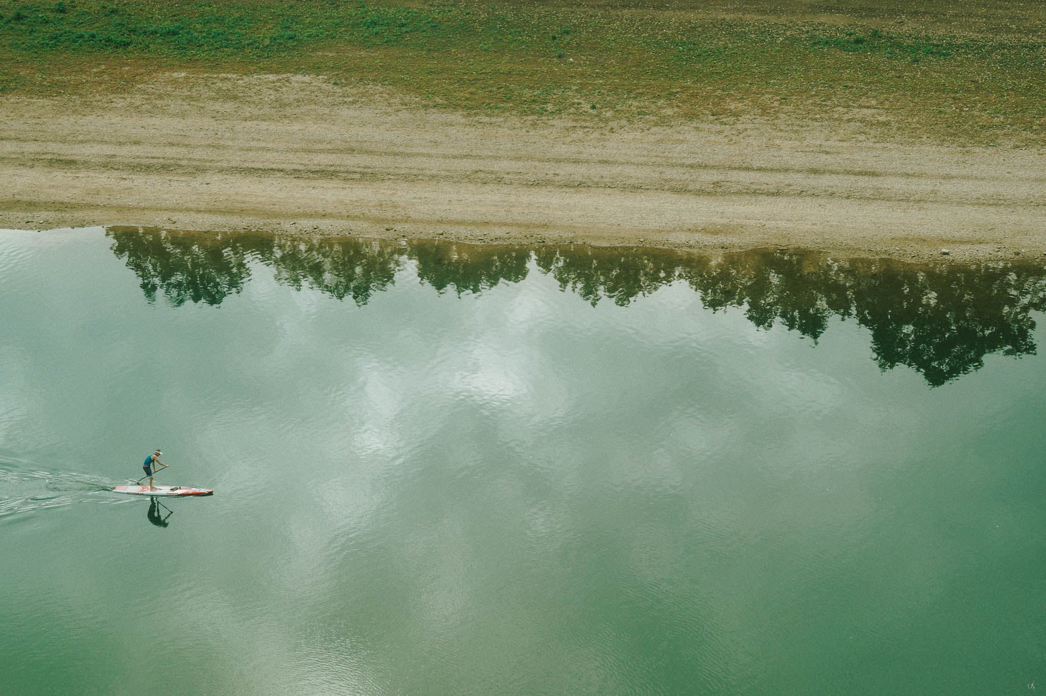 Luftaufnahme eines Stand-up-Paddlers auf dem Neckar
